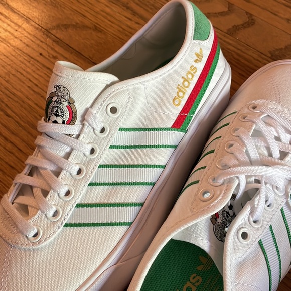 Adidas canvas shoe - Picture 3 of 3